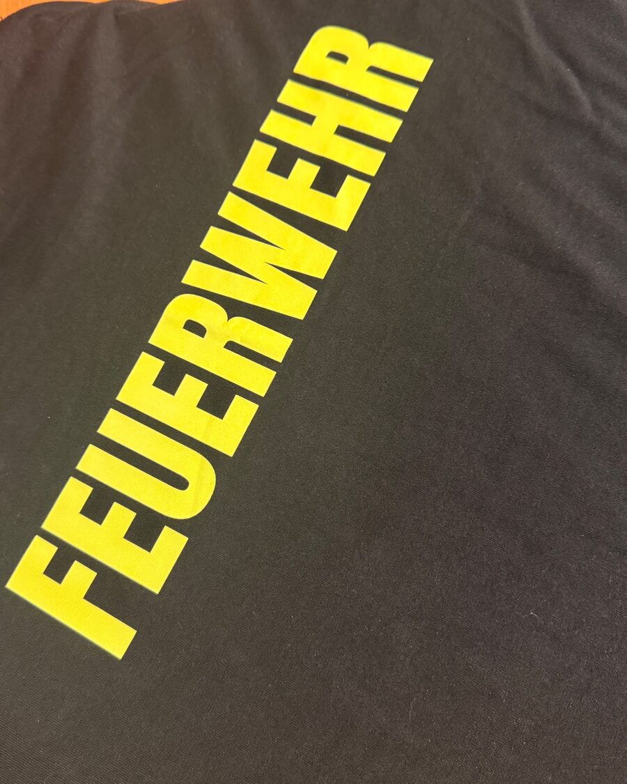 DTF-Druck Feuerwehr-Motiv auf schwarzem Shirt